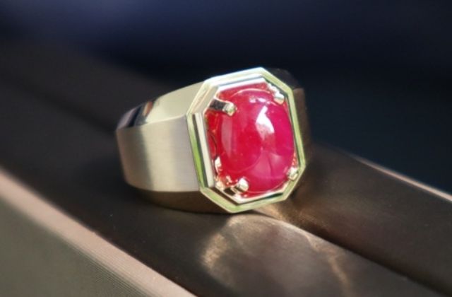 Nhẫn vàng nam tầm giá 5 triệu có đính kèm đá Ruby Yên Bái tinh xảo