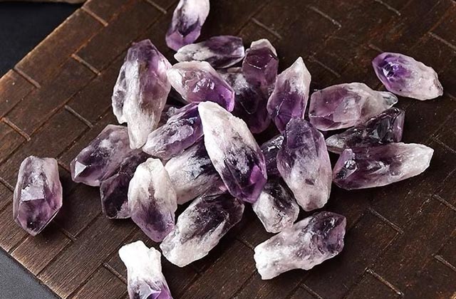 Đá Amethyst hợp với người có mệnh Thổ hoặc Hỏa