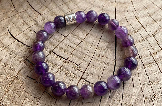 Đặt đá Amethyst trên bàn học, giường ngủ sẽ giúp thu hút năng lượng tốt