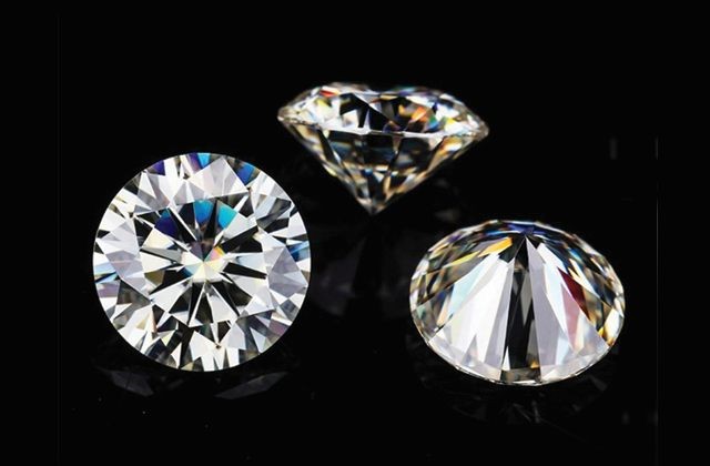 Cách để mua đá Moissanite và kim cương đúng giá