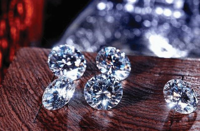 Đá Moissanite tự nhiên