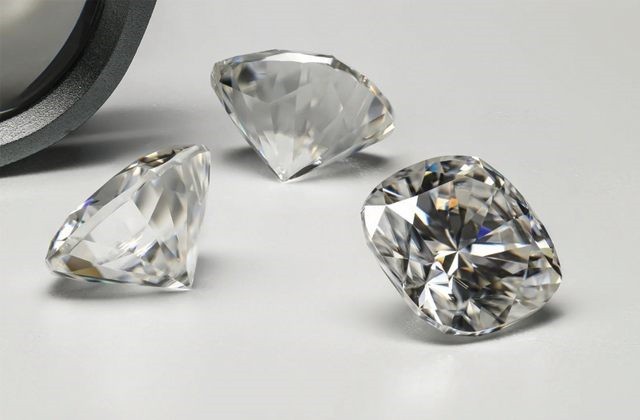 đá moissanite