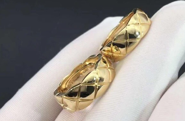 Mẫu nhẫn cưới vàng 18k họa tiết chần quả trám