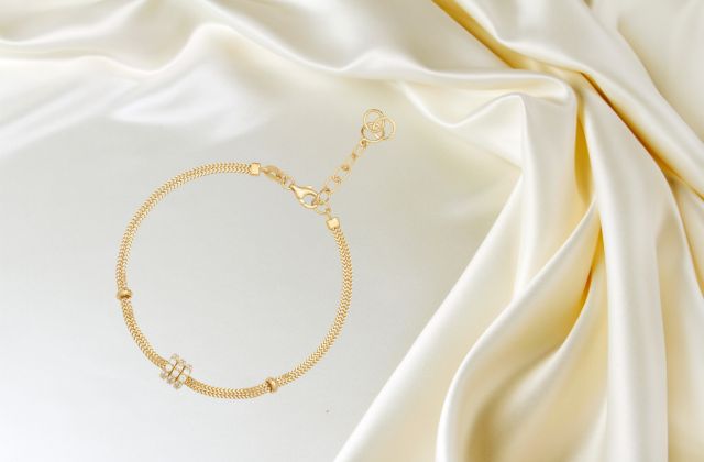 Mẫu lắc tay vàng 18K được kết hợp thêm charm độc đáo